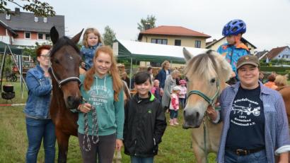 Archivbild: dob
Für die zu Hause geblieben Mädchen und Buben werden die Sommerferien bestimmt nicht langweilig, denn es gibt wieder die unterschiedlichsten Aktionen beim Ferienprogramm. Auch heuer lädt der Verein der Pferdefreunde im Grenzland wieder zu Ponyreiten und Kutschfahrten.