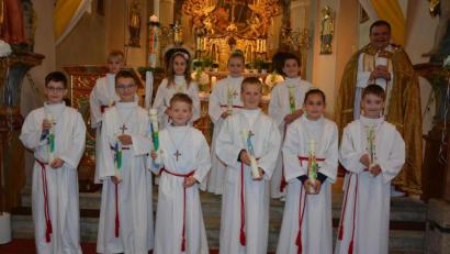 Bild: jr
In Leonberg traten zehn Kinder erstmals an den Tisch des Herrn und feierten Erstkommunion. Kaplan Daniel Schmid (rechts) gestaltete den Festgottesdienst zusammen mit den Erskommunikanten.