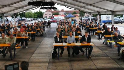 Bild: gf
Das hat es seit Bestehen der Forstbetriebsgemeinschaft Amberg-Schnaittenbach nicht gegeben - eine Jahreshauptversammlung im Bierzelt. Aber hier konnte Abstand gehalten werden.