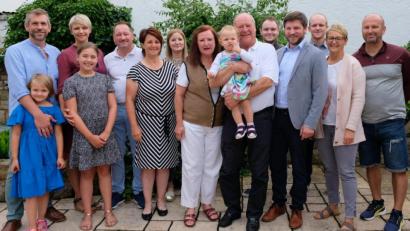 Bild: mab
So lieben sie ihn, den Ehemann, Vater und Opa: Alwin Werner mit Enkelin Vida auf dem Arm inmitten seiner großen Familie. Zu den Gratulanten gehört auch Bürgermeister Peter Neumeier (neben dem Jubilar rechts)