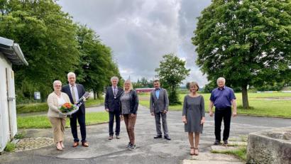 Bild: Eichl
Der Marktgemeinderat hat ausgeschiedene Räte verabschiedet und zwei Bürgermeister, die weiterhin im Gremium sitzen: (von rechts) Walter Pröls, Anja Lehner, Manfred Venzl, Rita Rosner, Bürgermeister Robert Lindner, Günter Stich mit Gattin.