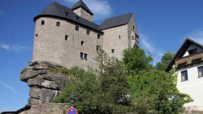Bild: wro
Das Museum in der Burg Falkenberg gehört seit 2020 zum Museumsverbund "Das Zwoelfer". Um die Betreuung kümmert sich auch die Museumsfachstelle der Ikom Stiftland - deren Finanzierung war jetzt ein Thema im Marktgemeinderat.