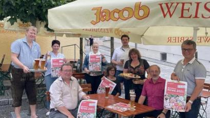 Bild: Elisabeth Irlbacher
Bürgermeister Martin Birner (rechts), Stellvertreterin Margit Reichl (Zweite von links) und Rathaus-Mitarbeiterin Ulrike Meixner (Vierte von links) freuen sich zusammen mit den Gastronomen (von links) Tom Eckl (Südtiroler Stube), Franz Gruber (Jägerhof), Ingrid Seebauer (Cafe Bistro Auszeit), Stefan Grimm (Schlossgaststätte Kröblitz), Heike Eckl (ebenfalls Südtiroler Stube) und Alfons Greiner (Panorama-Hotel Gütenland) auf die erste Wirtshaus-Kirwa.