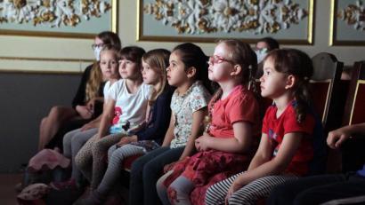 Bild: Wolfgang Steinbacher
Gebannte Zuschauer – so muss Theater sein. Hier verfolgt die Kinder-Jury der Siekids die Aufführung "Das vierte Ei" des Figurentheaters Vagabündel aus Freiburg am Montagvormittag.