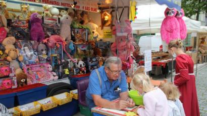 Bild: frd
Der Losstand von Klaus Reinhart war bei den Kindern begehrt, war doch fast jedes Los ein Treffer.