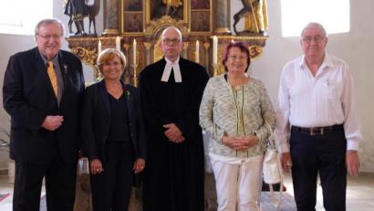 Bild: no
Die vier Jubilare mit Pfarrer Thomas Schertel in der Marktkirche in Kastl.