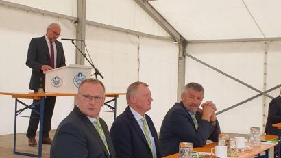 Bild: Bayernland
Der Vorstand der Domspitzmilch-Genossenschaft (von links): Georg Pollinger, Franz-Xaver Eichenseer und Josef Bauer. Am Rednerpult sprach Vorstandsvorsitzender Markus Götz. (Bild: Bayernland)