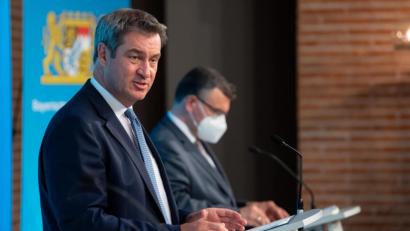 Bild: Sven Hoppe
Markus Söder (CSU), Ministerpräsident von Bayern, und Florian Herrmann (CSU), Leiter der bayerischen Staatskanzlei, nehmen nach einer Kabinettssitzung an einer Pressekonferenz teil. Zu den Themen zählt unter anderem die aktuelle Lage in der Corona-Krise.