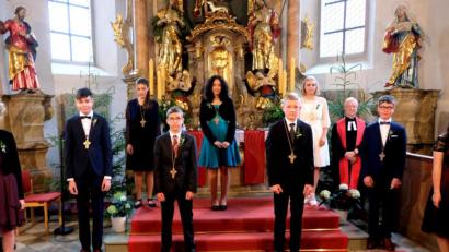 Bild: le
Für die fünf Mädchen und vier Buben war die Konfirmandenfeier ein großer Festtag, den sie mit Pfarrer Wilfried Römischer und den Gläubigen in der Pfarrkirche St. Johannes Baptista feierten.