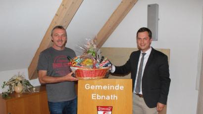Bild: soj
Bürgermeister Wolfgang Söllner bedankte sich Feuerwehrkommandant Gerhard Horn (links) für dessen großes ehrenamtliches Engagement.