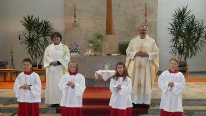 Bild: Witt/exb
Pfarrer Markus Ertl und Gemeindereferentin Maria Witt hießen die vier neuen Ministranten willkommen.