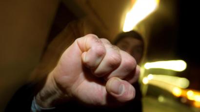 Symbolbild: Karl-Josef Hildenbrand/dpa
Nach einer Mitteilung über einen größeren Streit unter einer syrischen Familie in Arzberg rückte die Polizei mit zwei Streifen an. Danach eskalierte die Situation fast.