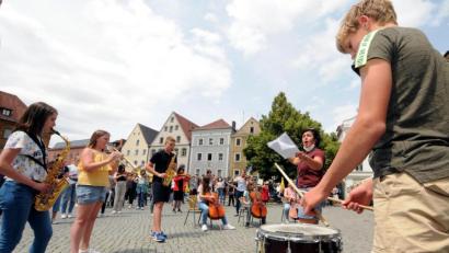 Bild: Stephan Huber
Bei einem Flashmob auf dem Marktplatz haben Max-Reger-Schüler der Pandemie am Dienstag ordentlich den Marsch geblasen.