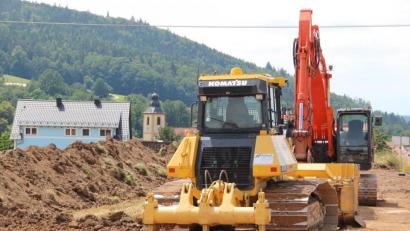 Bild: upl
Der Turm der Pfarrkirche St. Martin Wutschdorf ragt zwischen den Baumaschinen hervor. Ab Donnerstag ist die Staatsstraße hier komplett gesperrt.