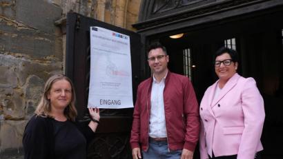 Bild: usc
Die Amberger SPD sieht bei der Frauenkirche Handlungsbedarf - und zwar bei der Stadt. Dies betonen (von links) die Co-Vorsitzende des Stadtverbands, Simone Böhm-Donhauser, Stadtrat Uli Hübner und die Vorsitzende der SPD-Stadtratsfraktion, Birgit Fruth.
