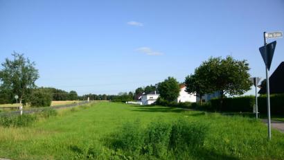 Bild: bey
Die Grünfläche zwischen der Weidener Straße und der Bebauung soll mit 4 bis 6 Wohnhäusern bebaut werden. Für die Aufstellung eines Bebauungsplanes im vereinfachten Verfahren gab der Marktgemeinderat grünes Licht.