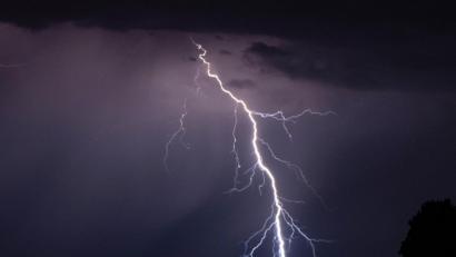 Symbolbild: Robert Michael/dpa
Die Menschen in Bayern müssen sich am Dienstag auf kräftige Gewitter einstellen.