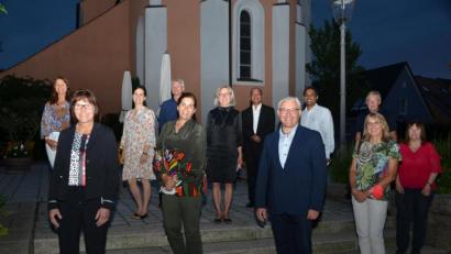 Bild: dob
Thomas Ebnet (vorne) führt auch nach 13 Jahren den Verein "Hoffnung für Menschen" weiterhin an der Spitze an. Theresia Rewitzer (vorne, links) und Angelika Taube (Zweite von rechts) unterstützen ihn als Stellvertreterinnen.