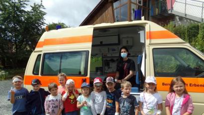 Bild: fks
Die Vorschulkinder des Kindergartens St. Elisabeth erkundeten nach dem „Trau-Dich-Kurs“ noch einen Krankenwagen. Mit diesem war Erzieherin Tanja Heider (im Krankenwagen) an beiden Kurstagen zur Arbeit gefahren.