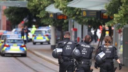 Bild: Karl-Josef Hildenbrand/dpa
Polizisten in Würzburg nach der tödlichen Messerattacke.