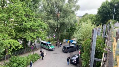 Bild: ca
Ortstermin im Flutkanal-Prozess. Die Angeklagten werden hinter dem Parkdeck Friedrich-Ebert-Straße vorgefahren.