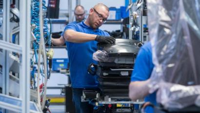 Bild: Armin Weigel/dpa
Produktion von Fahrersitzen beim Autozulieferer Grammer in Kümmersbruck.