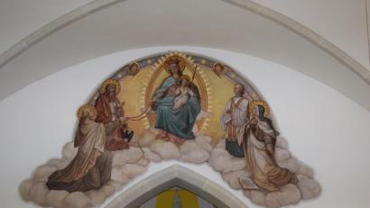 Bild: bnr
Das Skapulierbild schmückt das Presbyterium der Pfarrkirche in Trausnitz.