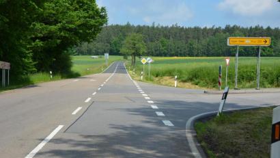 Bild: jr
Der Grenzübergang ist vom 5. bis 30. Juli komplett gesperrt, weil auf der Bundesstraße von der Einmündung in die Staatsstrße 2178 (Bild) bis kurz vor der Grenze Straßenbauarbeiten erforderlich sind.