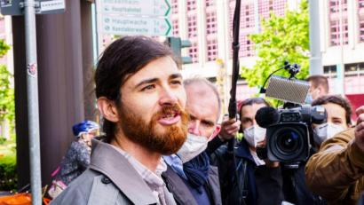 Archivbild: Andreas Arnold
Der Angeklagte Franco A. spricht vor Beginn des Strafprozesses in Frankfurt vor dem Gerichtsgebäude mit Journalisten.