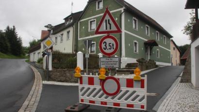 Bild: wro
Der Bodenreuther Weg darf aktuell nur von Rettungs- und Entsorgungsfahrzeugen befahren werden. Die dort erforderlichen Reparaturmaßnahmen sind eine Folge der starken Regenfälle in den vergangenen Wochen.