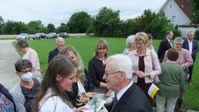 Bild: gm
Chorleiterin Karin Hottner (links) gratulierte im Namen des Kirchenchors dem Ruhestandsgeistlichen Josef Beer (rechts) mit einem Geschenk zum goldenen Priesterjubiläum.