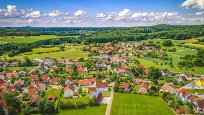 Bild: Stephan Böhm
In Schwend fällt am Donnerstag, 15. Juli, der Startschuss zum Ausbau des Breitbandnetzes nach der neuen Gigabit-Richtlinie. Damit ist das Birgland die erste Gemeinde in der Oberpfalz, die dieses mit etwa 3,1 Millionen Euro geförderte Projekt in Angriff nehmen kann.