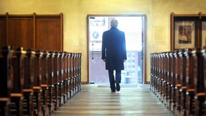 Bild: Symbolbild: Ingo Wagner/dpa
Kirchenaustritte leicht rückläufig: Ein Mann verlässt ein Gotteshaus.