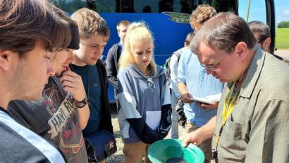 Bild: lg
Bevor die Studierenden selbst Hand anlegten, wurden sie von Dr. Gerhard Lehrberger (rechts) in die Kunst des Goldwaschens eingewiesen.