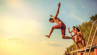 Bild:  BalanceFormCreative - stock.adobe.com
Ein Tag am See macht glücklich.