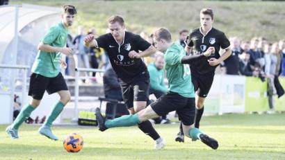 Bild: Hubert Ziegler
Der direkte Vergleich gab letztlich den Ausschlag am Tabellenende: Während der SV Freudenberg den Gang in die Kreisklasse antreten musste, spielt der ASV Haselmühl (dunkle Trikots) auch in der neuen Saison in der Kreisliga Süd, unter anderem im Derby gegen den 1. FC Rieden (grüne Trikots).