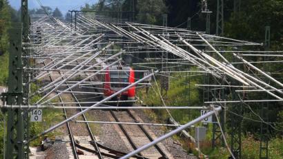 Symbolbild: Karl-Josef Hildenbrand/dpa
Auf den Bahnstrecken in der Region fehlt noch der Strom. Hier auf dem Symbolbild fährt eine Diesellok auf der mit neuen Masten und Leitungen versehenen Bahnstrecke München-Lindau.