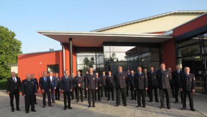 Bild: jzk
Pullenreuths Bürgermeister Hubert Kraus, Kreisbrandrat Andreas Wührl, Kreisbrandmeister Florian Braunreuther, Landrat Roland Grillmeier, Bürgermeister Roland Schäffler (Kemnath), Kreisbrandmeister Peter Prechtl (von links) und Kreisbrandinspektor Otto Braunreuther (Achter von links) gratulierten den Jubilaren.