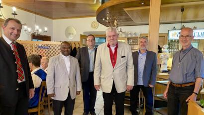 Bild: Eichl
Altbürgermeister Hermann Lindner (Dritter von rechts) mit einem ganz kleinen Teil seiner vielen Gratulanten: Bürgermeister Anton Kappl, dem ehemaligen Leuchtenberger Pfarrer Moses Gudapati, Bürgermeister Gilbert Joseph Matuschka aus der tschechischen Partnergemeinde Manetin, dem CSU-Vorsitzenden Rainer Schmeidl und dem Manetiner Pater Günter (von links).