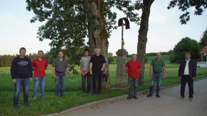 Bild: mmj
Die neue Vorstandschaft der Jagdgenossenschaft Schwand mit Jagdvorsteher Manfred Rieger (Zweiter von rechts), den Jägern (ab Dritter von links) Martin Pfistermeister sowie Hans und Thomas Kraus sowie Bürgermeister Reinhard Kreuzer (rechts).
