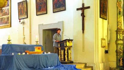 Bild: fvo
KLB-Bildungsreferent Klaus Hirn beim Landvolk-Evensong in der Wallfahrtskirche St. Quirin. Im Altarraum stand eine Arche aus Holz. Zu jeder guten Nachricht wurde ein Licht entzündet und zur Arche gebracht.