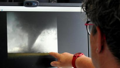 Bild: Stephan Huber
Tornado bei Freihung? Nein, das Foto, das auf dem Bildschirm zu sehen ist, entstand in Amerika. Trotzdem wurde es mit dem Hinweis an die Redaktion geschickt, dass die Aufnahme im Landkreis Amberg-Sulzbach entstanden sei.