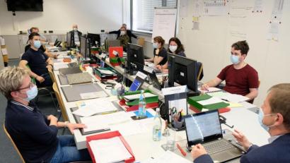 Archivbild: Thomas Graml/Stadt Amberg
Lagebesprechung mit dem Leiter der Amberger Führungsgruppe Katastrophenschutz Bernhard Mitko (rechts vorne), Leitungsassistentin Elisabeth Keck (vorne links), den Vertretern der einzelnen Arbeitsbereiche und externen Fachleuten.