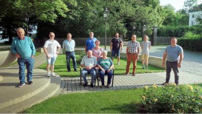 Bild: bsc
Über viele Glückwünsche durfte sich Manfred Schmid (Mitte, sitzend, mit Ehefrau Monika und Tochter Christine) zum 80. Geburtstag freuen. Es gratulierten unter anderem zahlreiche Vertreter von Vereinen.