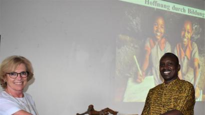 Bild: rgr
Frauenbund-Vorsitzende Doris Schreglmann überreicht eine Spende in Höhe von 1000 Euro an Pfarrvikar Dr. Gilbert Mburu Kabiru.