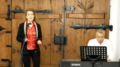 Bild: Schloss Theuern
Sängerin Jana Müller und der Pianist Roman Podokschik.