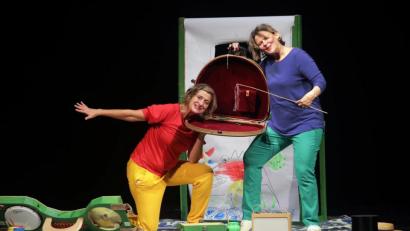 Bild: Wolfgang Steinbacher
Bei Renate Groß (links) und Zuzana Erby vom Kindertheater im Fraunhofer kommt "Das Krokodil aus dem Koffer". Letzterer ist hier das gerade weit geöffnete Maul des kleinen Krokodils, dem am Mittwoch beim Kindertheaterfestival die Bühne im Stadttheater Amberg gehörte.
