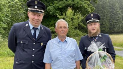 Bild: FFW Hermannsreuth/exb
Feuerwehr-Vorsitzender Christian Weigl (links) und Kommandant Manuel Gleißner (rechts) gratulierten Alfons Bitterer zum 80. Geburtstag.