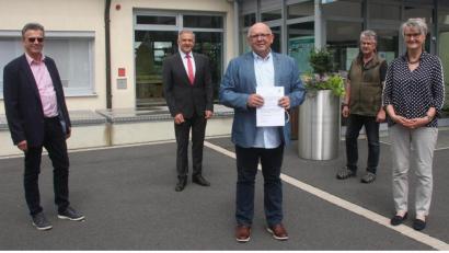 Bild: wro
Mit Erich Schraml (Mitte) hat der östliche Landkreis Tirschenreuth einen neuen ehrenamtlichen Archivpfleger. Dazu gratulierten (von links) Walter Brucker vom Landratsamt, Landrat Roland Grillmeier, Bürgermeister Wolfgang Braun und Archivdirektorin Dr. Maria Rita Sagstetter.