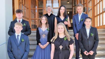 Bild: wlr
Stark gemacht, als nun vollwertige Mitglieder der evangelischen Kirchengemeinde, stellten sich die Konfirmanden mit Religionspädagogin Gabi Mehlan zum Erinnerungsfoto.
